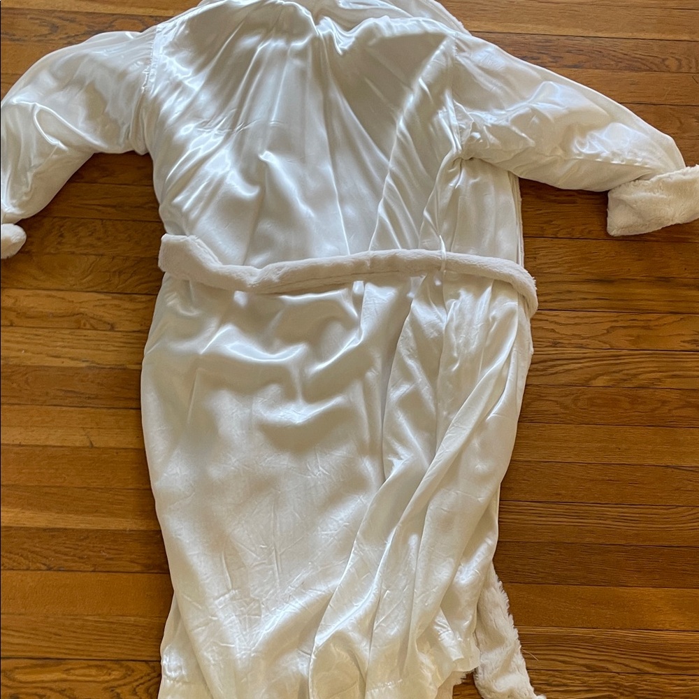 Giraffe at Home Cozy Cream Satin/Plush Robe - Picture 7 of 13